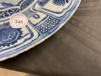 Een Chinese blauw-witte kraakporseleinen schotel en twee borden met eenden, Wanli